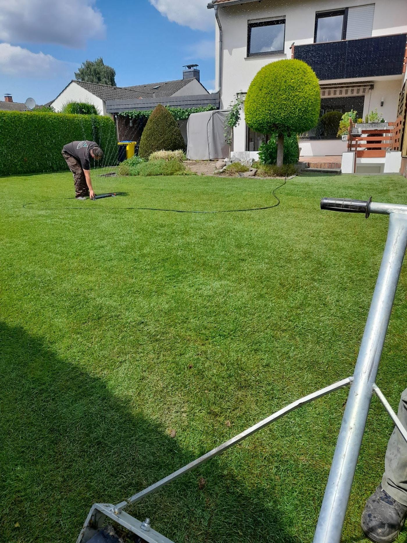René Pincus Team bei der Gartenarbeit